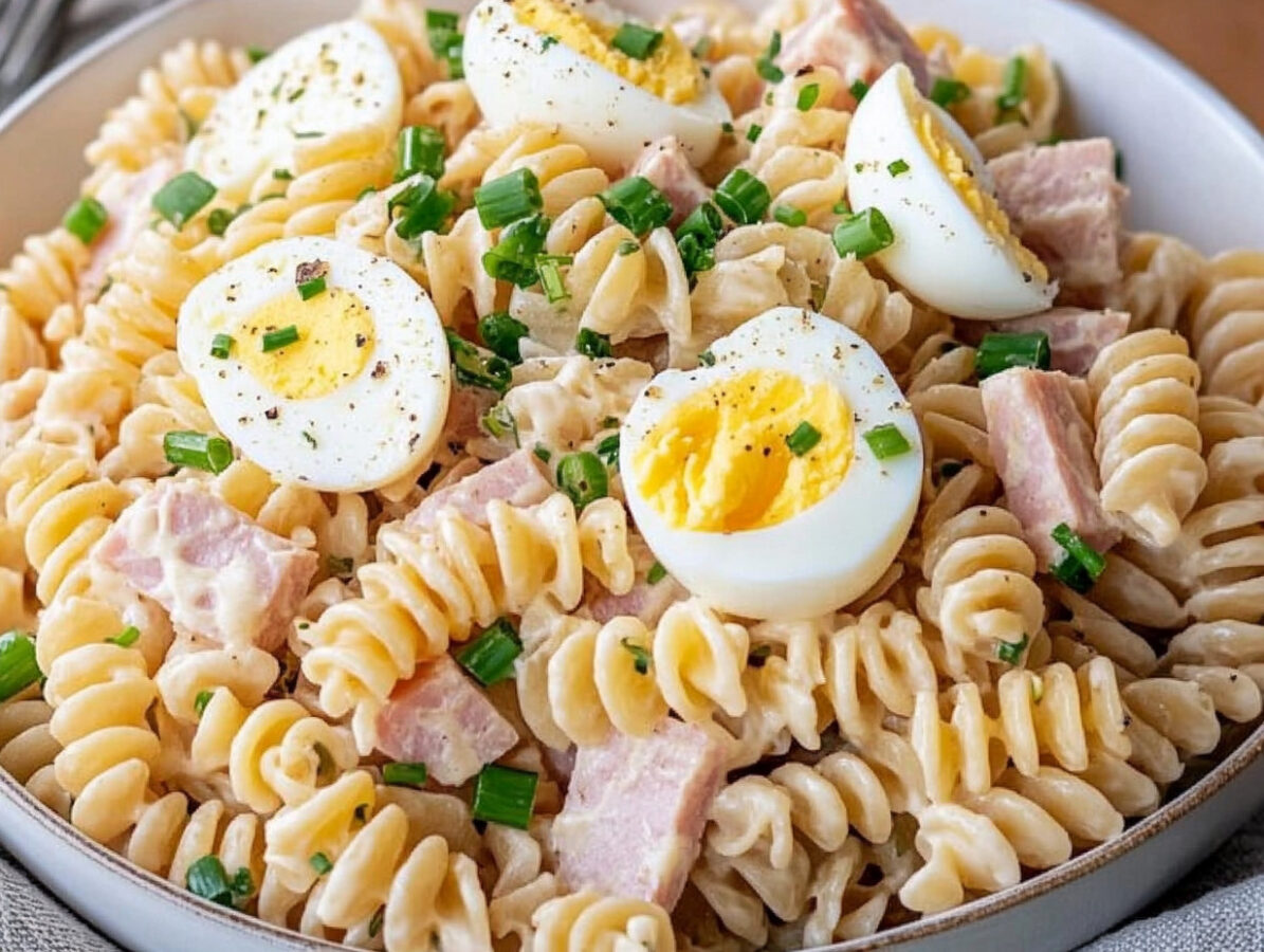 Omas klassischer Nudelsalat mit Mayo begeistert alle!